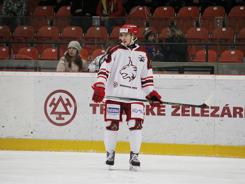 Hokejisté Frýdku-Místku (v bílém) podlehli v dohrávaném utkání 37. kola WSM ligy Jihlavě 3:4 po prodloužení.