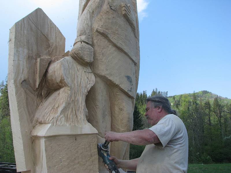 Nýdecký řezbář Jan Vitásek při dokončování obří sochy sv. Floriána.