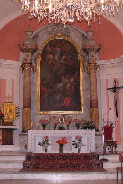 Hlavní oltář kostela v Hnojníku s obrazem Nanebevzetí Panny Marie. Je od neznámého malíře, který ho namaloval již kolem roku 1750. 