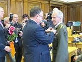 Čtrnáct válečných veteránů a bojovníků za svobodu si v pondělí 4. května v zasedací místnosti frýdecko-místeckého magistrátu převzalo ocenění z rukou Generálního konzula Ruské federace Andreje Šaraškina. 