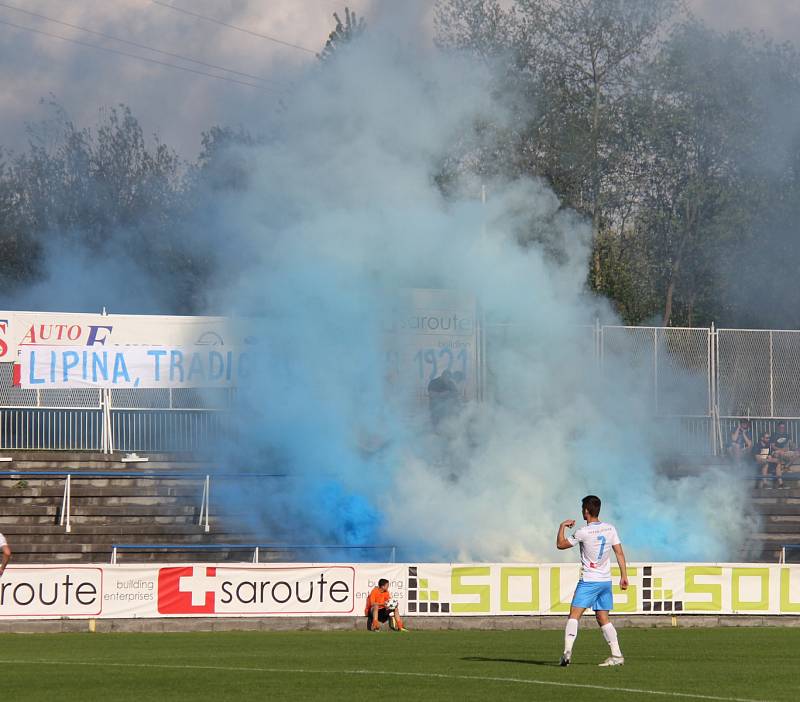 Fotbalisté Frýdku-Místku (v bílém) si v domácím prostředí vyšlápli na favorizovanou Příbram, kterou porazili 2:1.