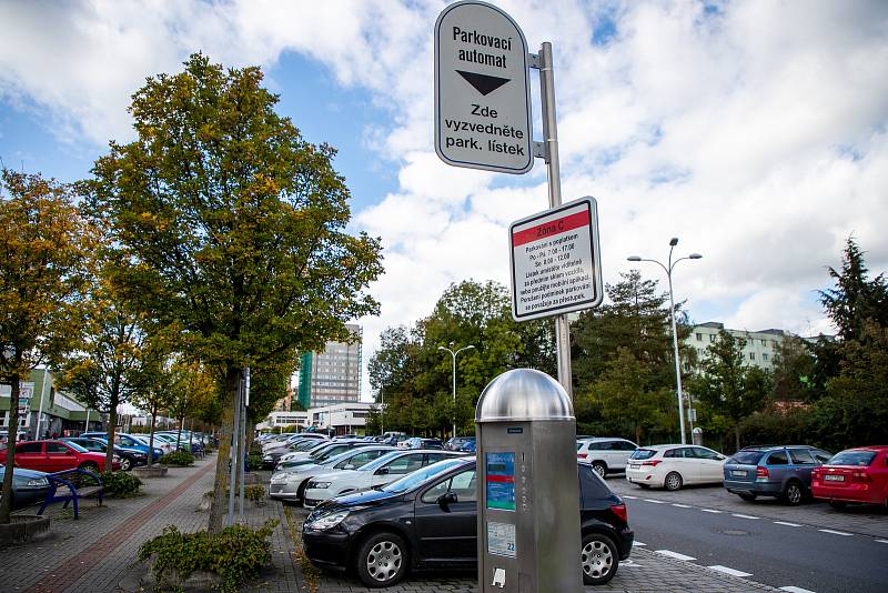 Parkování na ulici 8. pěšího pluku, 4. října 2022, Frýdku-Místku.