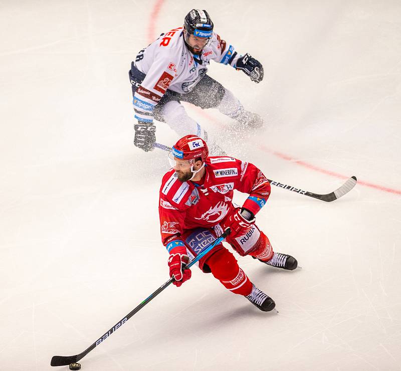 Finále play off hokejové Tipsport extraligy - 1. zápas: HC Oceláři Třinec - Bílí Tygři Liberec, 18. dubna 2021 v Třinci. Zleva Martin Růžička z Třince a Michal Birner z Liberce.