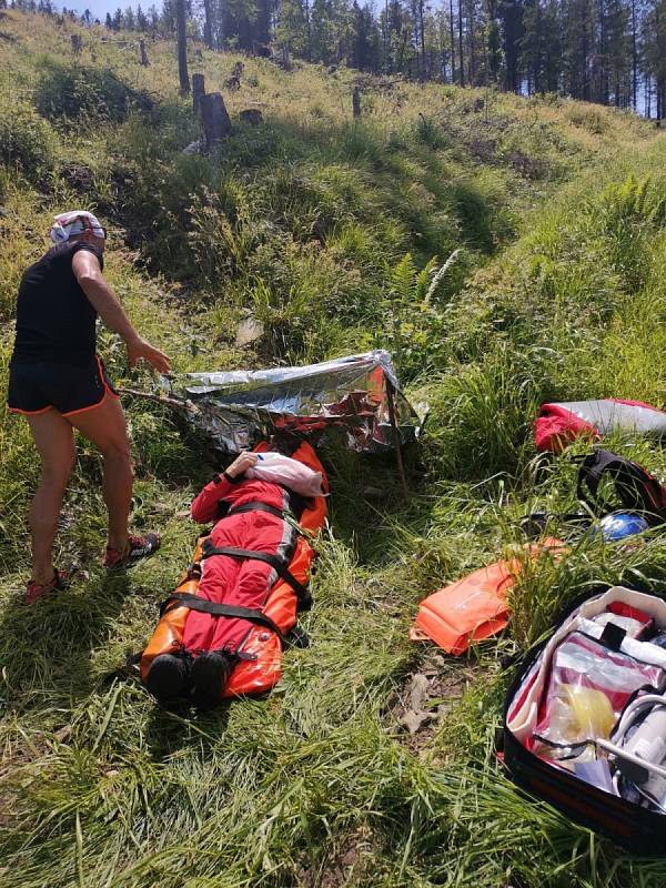 Zásah u zraněného paraglidisty v Beskydech.