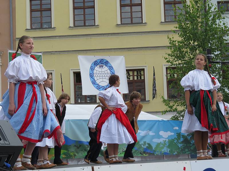 21. ročník Mezinárodního folklorního festivalu CIOFF/IOV ve Frýdku-Místku. Na snímku sobotní dění na místeckém náměstí Svobody.