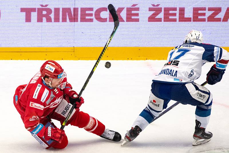 Utkání čtvrtfinále play-off Tipsport extraligy - 2. zápas: HC Oceláři Třinec - HC Kometa Brno. 21. března 2021 v Třinci. Zleva Petr Vrána, Vojtěch Střondala.