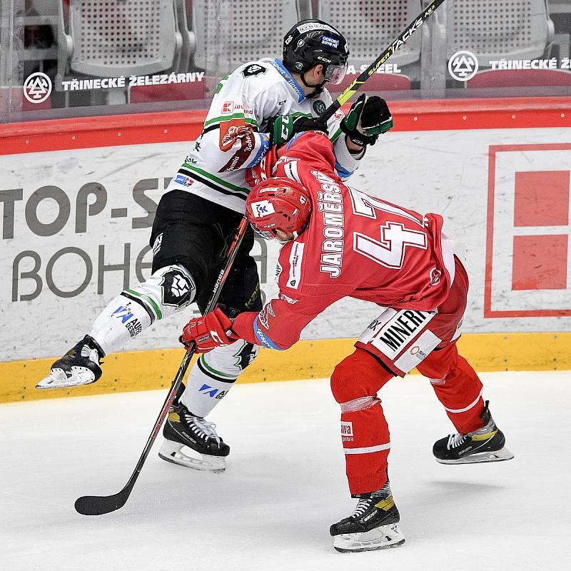 Semifinále play off hokejové Tipsport extraligy - 7. zápas: HC Oceláři Třinec - BK Mladá Boleslav, 15. dubna 2021 v Třinci. (zleva) David Šťastný z Mladé Boleslavi a Jan Jaroměřský z Třince.