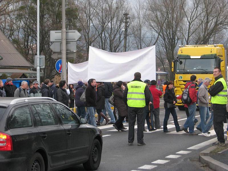 Třinec zažil ve čtvrtek odpoledne protestní akci za co nejrychlejší modernizaci hlavního tahu I/11. Poklidný happening měl desítky účastníků, lidé zpomalovali dopravu na přechodu před restaurací Zobawa. Objevily se i transparenty.