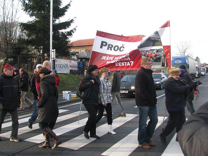 Třinec zažil ve čtvrtek odpoledne protestní akci za co nejrychlejší modernizaci hlavního tahu I/11. Poklidný happening měl desítky účastníků, lidé zpomalovali dopravu na přechodu před restaurací Zobawa. Objevily se i transparenty.