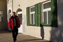 Muž prochází areálem Beskydského rehabilitačního centra v Čeladné. 