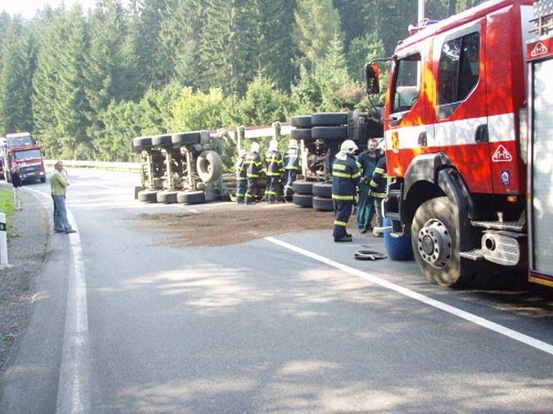 Dopravní nehoda kamionu ve Starých Hamrech.