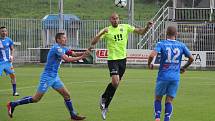 Fotbalisté Frýdku-Místku (v modrém) remizovali v domácím prostředí s Vítkovicemi 2:2.