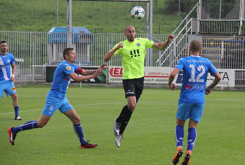 Fotbalisté Frýdku-Místku (v modrém) remizovali v domácím prostředí s Vítkovicemi 2:2.