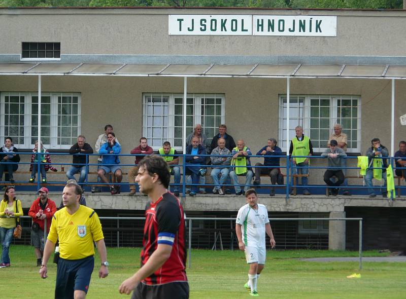Fotbalisté Hnojníku (tmavší dresy) na domácím hřišti nestačili na Smilovice 0:3.