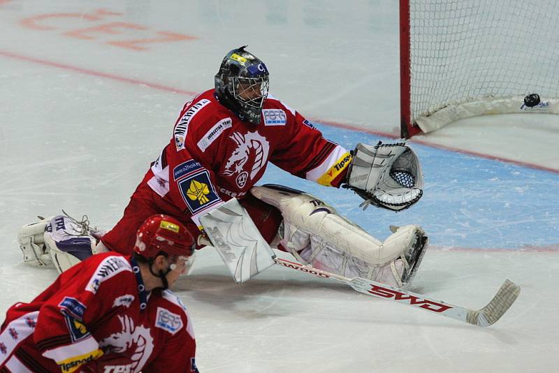 První gól do branky domácích. O2 Extraliga: Oceláři Třinec vs. Slavia Praha