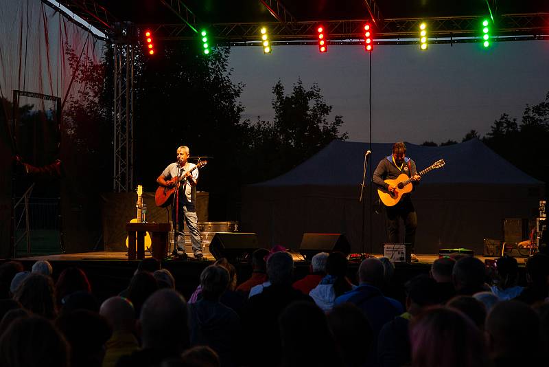 První den festivalu Ladná Čeladná se konal 6. srpna 2021. Na snímku vystoupení Pavla Dobeše.