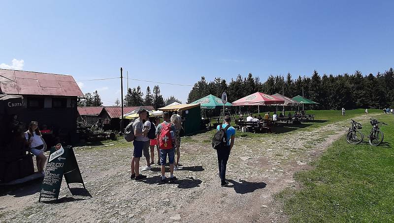 Krásné sobotní počasí vylákalo Čechy i Poláky do hor. Na hraničním vrcholu Velká Čantoryje byly stovky lidí.