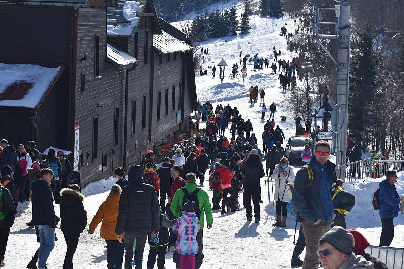 Pustevny jako obvykle ožily o víkendu návalem turistů, 20. února 2021.