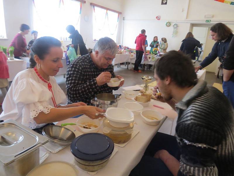 Vesnický velikonoční jarmark pobavil v sobotu dopoledne obyvatele Nošovic a okolí. V restauraci Radegastův šenk proběhla soutěž o nejlepší zelňačku a masný výrobek. V sále nechyběl ani stánek ZŠ a MŠ Nošovice. 