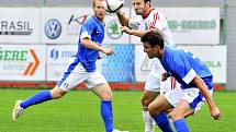 Třinečtí fotbalisté (v bílém) prolomili konečně sérii nepříznivých výsledků s týmem Vlašimi. Ten na domácím trávníku porazili 2:0. 