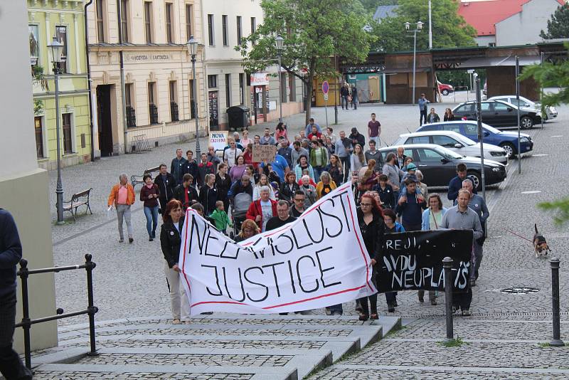 Demonstrace za nezávislou justici a proti vládě ve Frýdku-Místku, 28. května 2019.