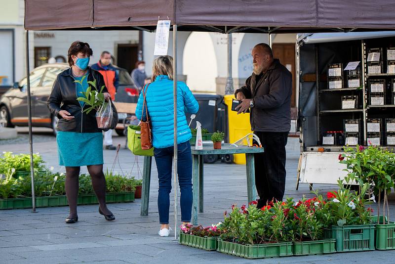 Farmářské trhy na místeckém náměstí Svobody, 7. května 2020 ve Frýdku-Místku.