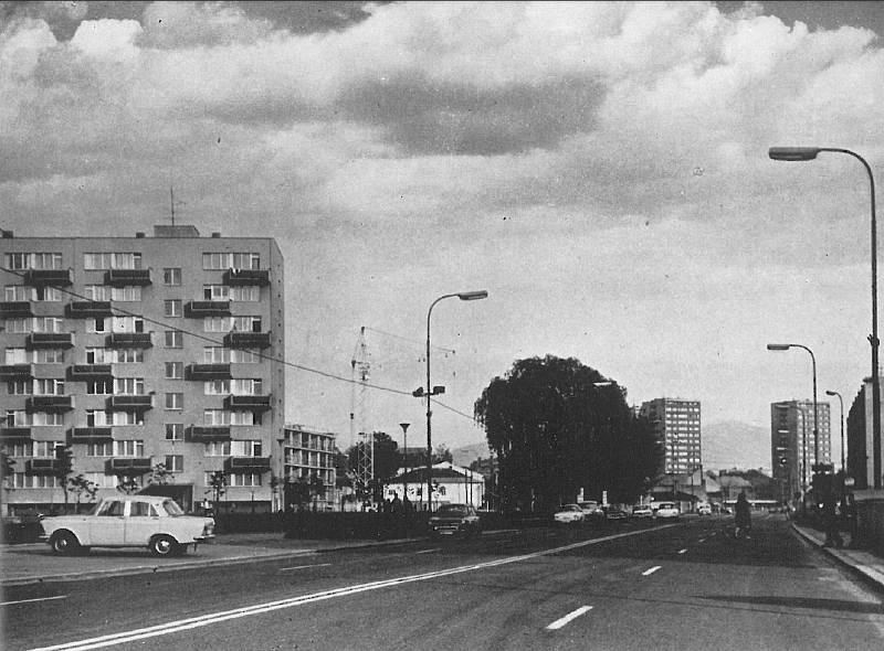 Snímky, které zachycují proměnu Ostravské ulice ve Frýdku-Místku, dělí zhruba čtyřicet let. Ke konci sedmdesátých let minulého století už měla ulice za sebou radikální přestavbu. která kompletně změnila její vzhled. Od té doby se až na vzrostlé stromy moc