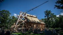 Stavba repliky kostela Božího Těla, 28. července 2020 v Gutech.