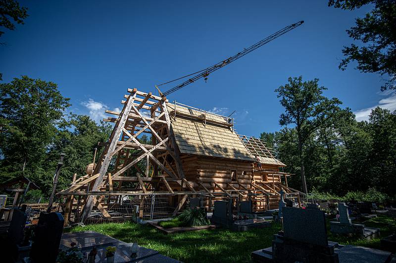 Stavba repliky kostela Božího Těla, 28. července 2020 v Gutech.