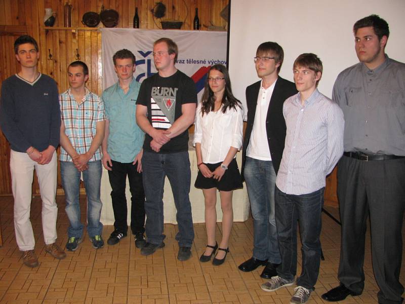 Nejúspěšnější sportovci okresu Frýdek-Místek za rok 2011. Zleva stojí: Michal Argaláš, Ondřej Janeczko, Tomáš Homola, Radek Pavlosek, Veronika Siebeltová, Tadeáš Kriebel, Filip Gavlas, Leoš Petrovský. 