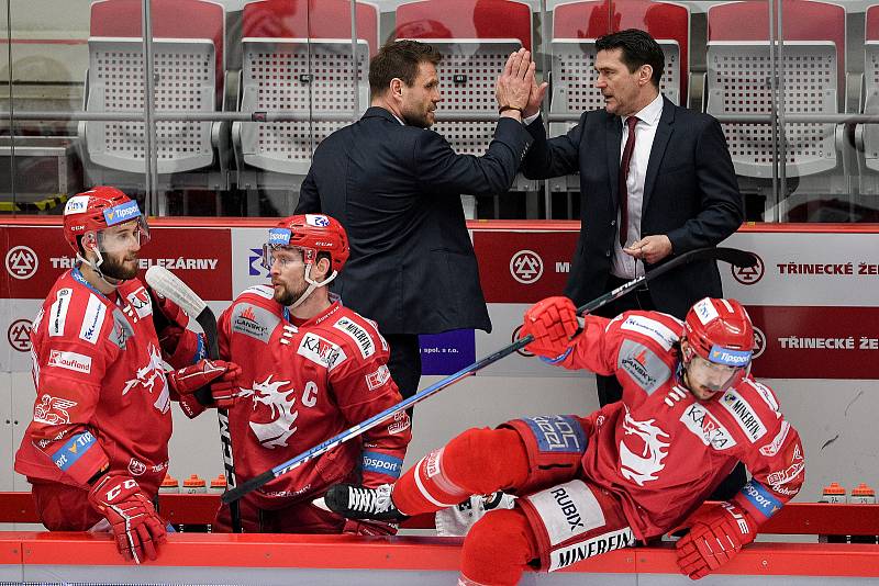 Semifinále play off hokejové Tipsport extraligy - 5. zápas: HC Oceláři Třinec - BK Mladá Boleslav, 11. dubna 2021 v Třinci. (střed) Trenér Třince Václav Varaďa oslavuje.