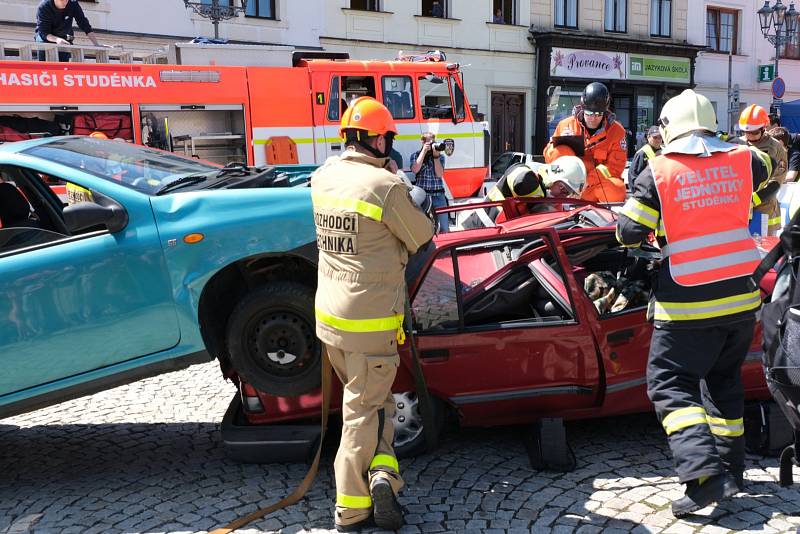 V sobotu 11. května se Zámecké náměstí ve Frýdku hemžilo hasiči.