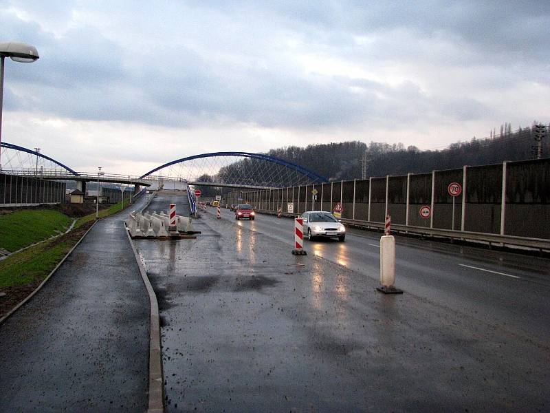 Stavba nejdražší křižovatky v historii Třince, která je však výjimečná i svou konstrukcí, skončí do šesti týdnů.