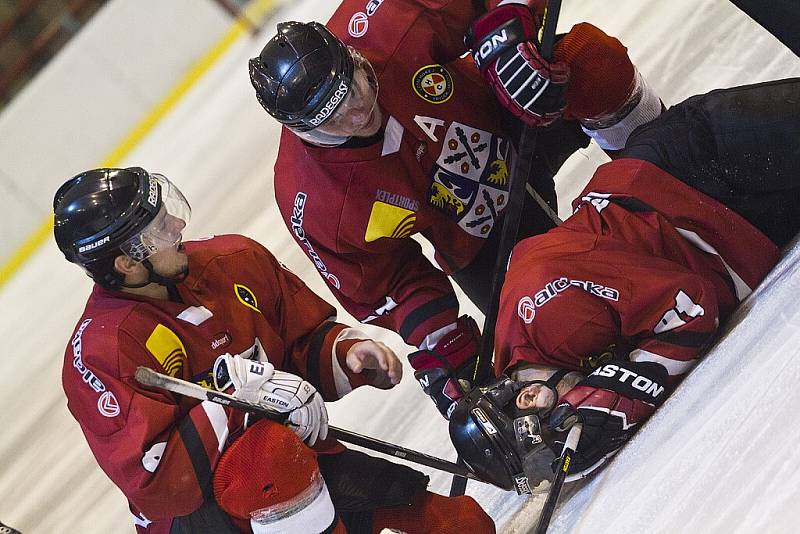 Hokejisté Frýdku-Místku (tmavší dresy) vybojovali z karvinského ledu alespoň bod, za porážku v prodloužení.  