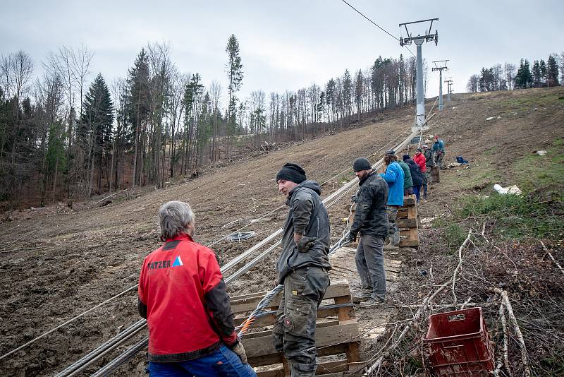 Nově vybudovaná sedačková lanová dráha ve ski areálu Armáda, 19. listopadu 2019 v Dolní Lomné