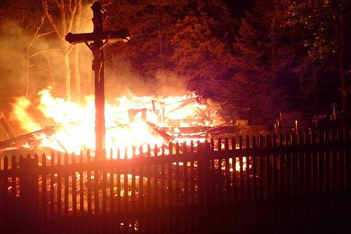 Požár dřevěného kostela v Gutech 2. 8. 2017. 