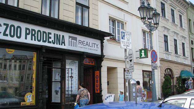 Realitní kancelář FM Reality sídlí na frýdeckém náměstí. Její šéf Roman Červík podle policistů zpronevěřil miliony korun. Některé klienty, kteří mu svěřili peníze, dostal do existenčních problémů.