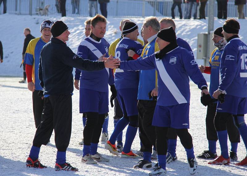 Frýdecké Stovky byly svědkem již pátého derby mezi Válcovnami a Slezanem. Tentokráte se na sklonku roku z vítězství radovali fotbalisté Válcoven, kteří svého městského rivala porazili 3:2. 