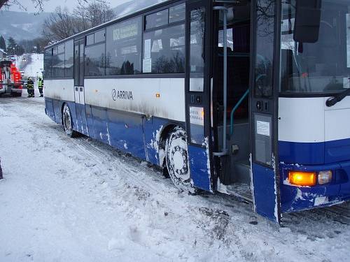 Nepříjemné chvíle zažívali ve čtvrtek 29. ledna v ranních hodinách cestující linkového autobusu, který jel z Kozlovic ve směru na Tichou.