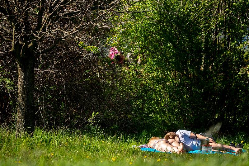 Nedělní odpoledne na přehradě Olešná u Frýdku-Místku. 9. května 2021.