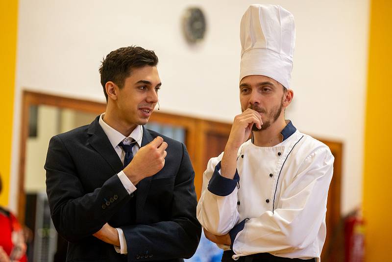 Střední škola gastronomie, oděvnictví a služeb uspořádala ve Frýdku-Místku 7. ročník celorepublikové soutěže cukrářů Podbeskydský ještěr.