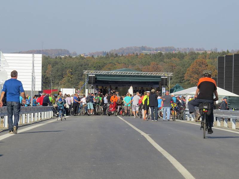 V Třinci byl slavnostně otevřen obchvat v úseku mezi Nebory a Bystřicí.