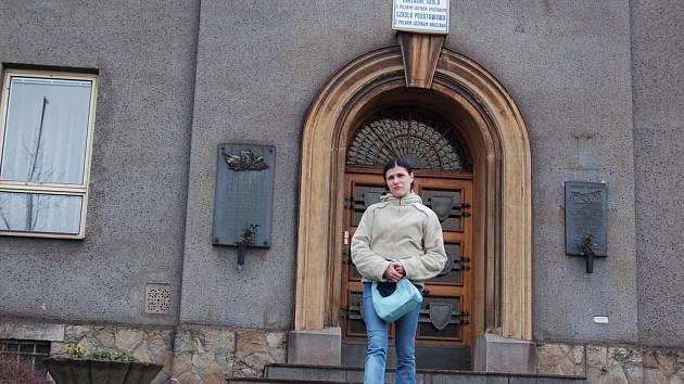Mladá žena vychází z budovy v Nádražní ulici, v níž sídlí základní škola s polským jazykem vyučovacím. Do školy mají chodit i žáci z Koperníkovy ulice.