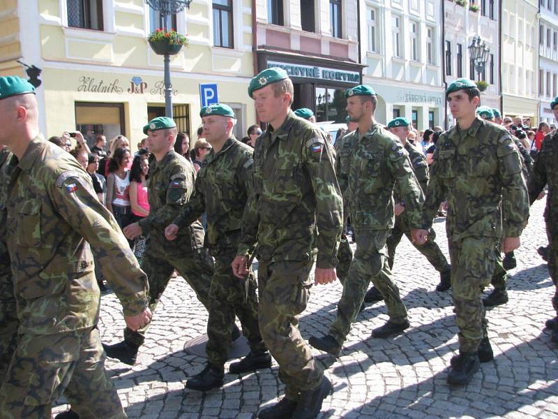 Frýdek-Místek se stal ve čtvrtek 19. června „provizorní základnou“ pro více než tři stovky vojáků, kteří přijeli vzdát hold a psychicky podpořit místního rodáka a jejich kolegu Lukáše Hirku, těžce zraněného při zahraniční misi v Afghánistánu. 