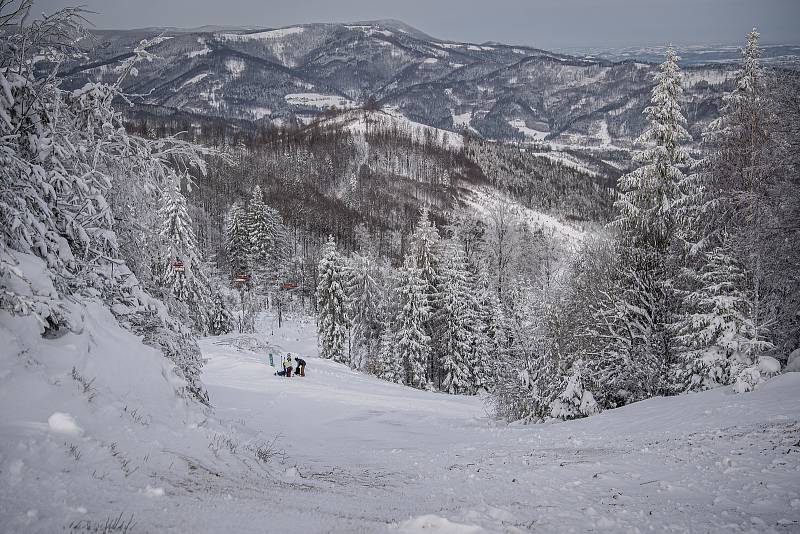 Turistická chata Severka a panorama Beskyd, 15. ledna 2021 v Dolní Lomné.