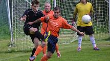 Fotbalisté Lučiny (oranžové dresy) na domácím trávníku porazili Petrovice 2:1.