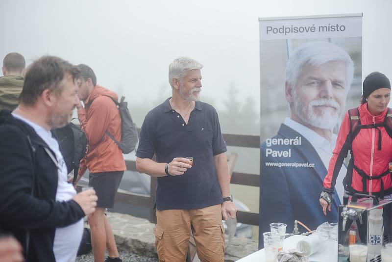 Bývalý vysoký představitel české armády a NATO, jeden z nejvážnějších kandidátů na prezidenta ČR, generál ve výslužbě Petr Pavel v sobotu 13. srpna dorazil do Beskyd a se svými příznivci zdolal i Lysou horu.