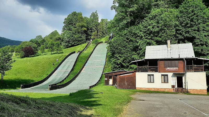 Skokanské můstky v Nýdku žijí i během léta. Kromě července trénují tamní malí skokani celý rok a skáčou na umělém povrchu.