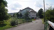 Budova základní školy v Ostravici.