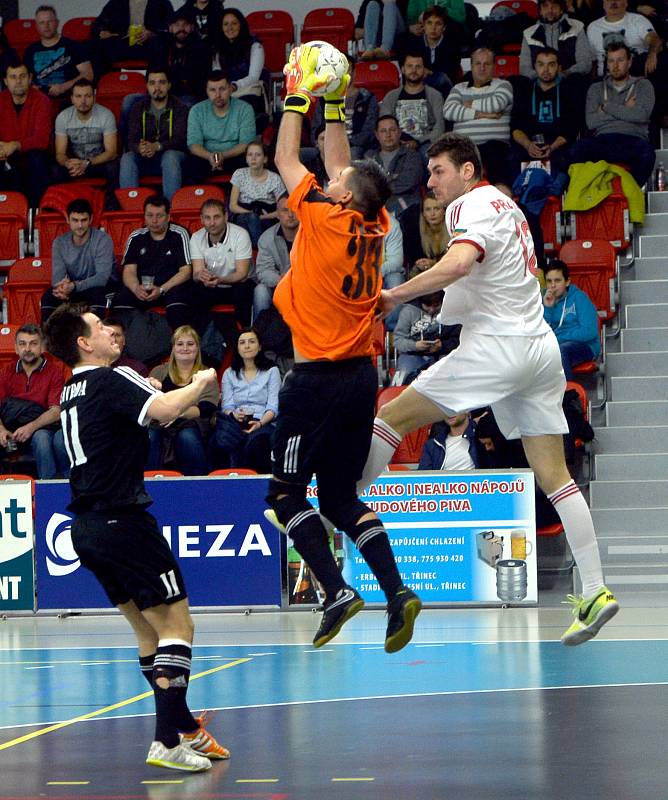 Třinec (v bílém) si komplikuje záchranu v nejvyšší futsalové soutěži.